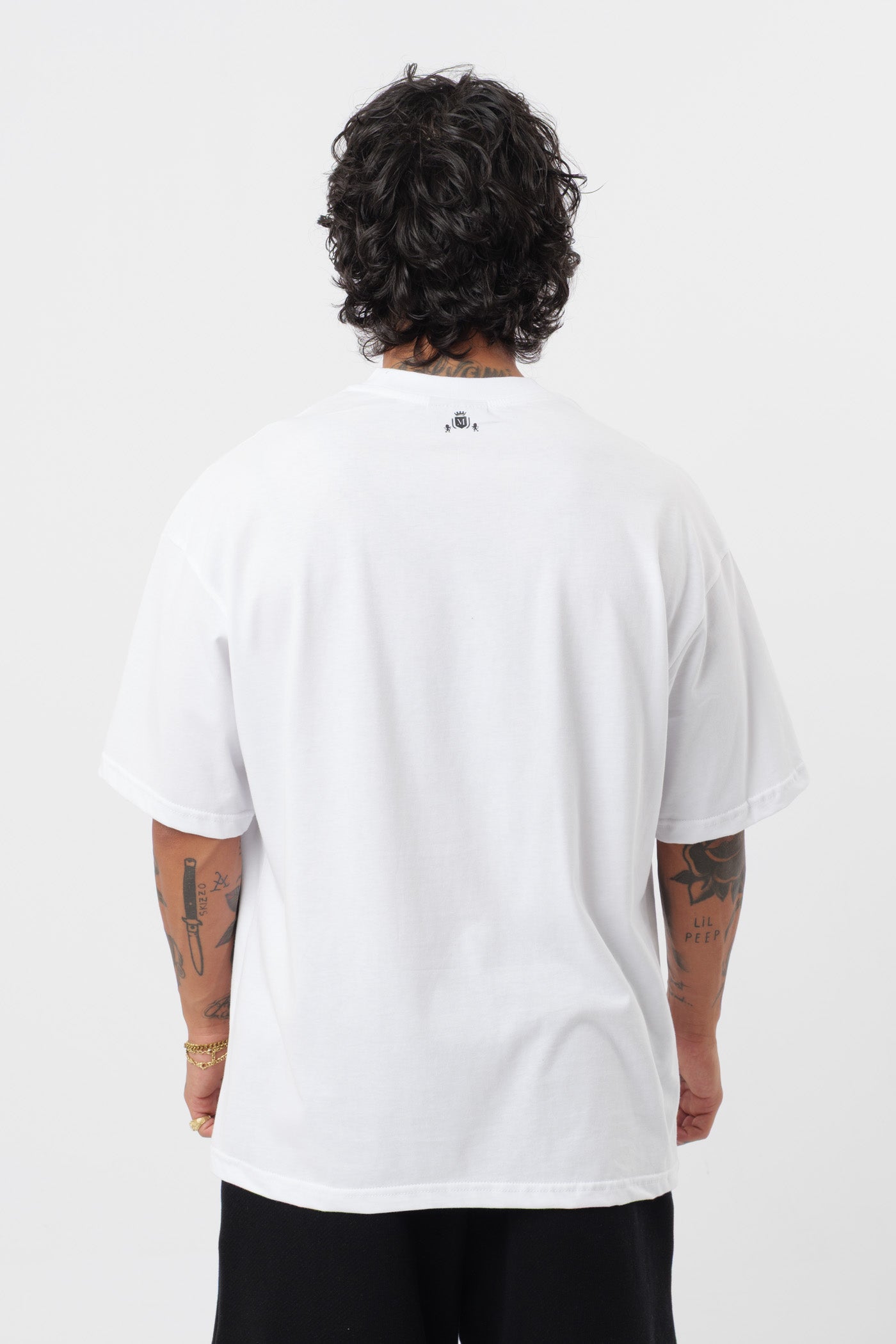 Weißes T-Shirt mit schwarzem Logo