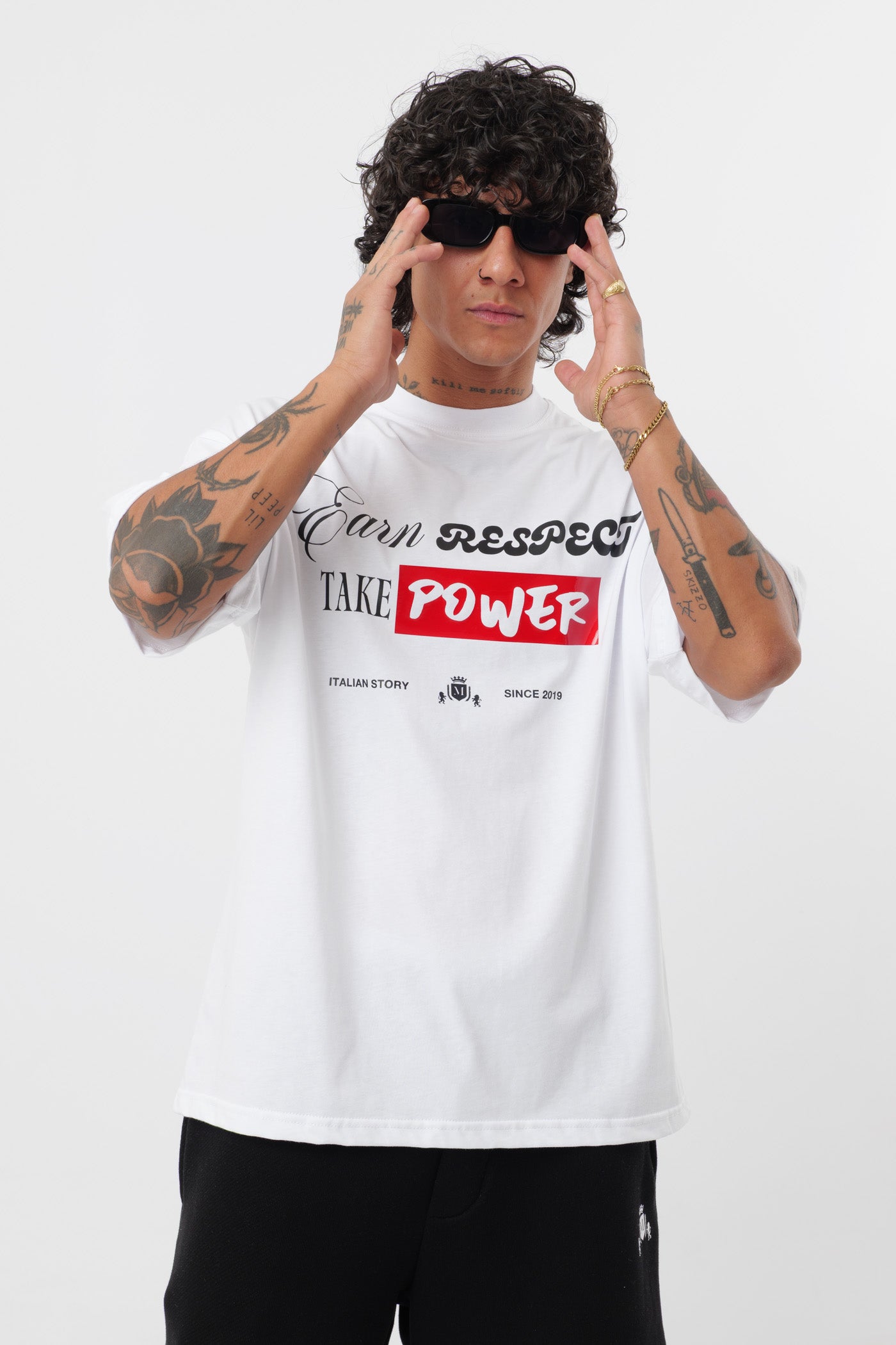 Weißes T-Shirt mit schwarzem Logo