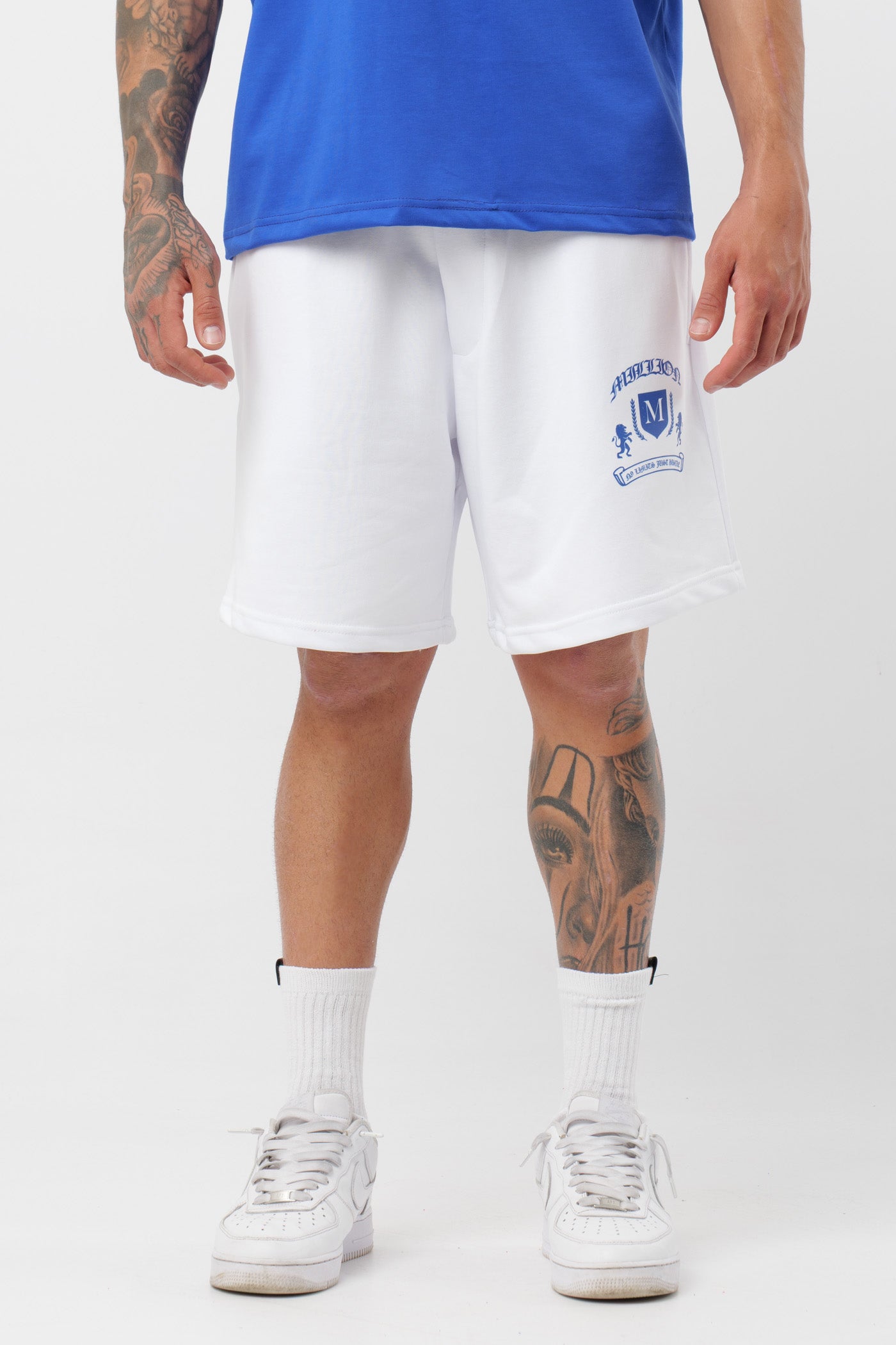 Schwarzes T-Shirt mit schwarzem Logo