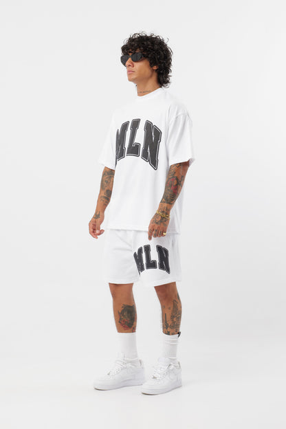 Schwarzes T-Shirt mit schwarzem Logo