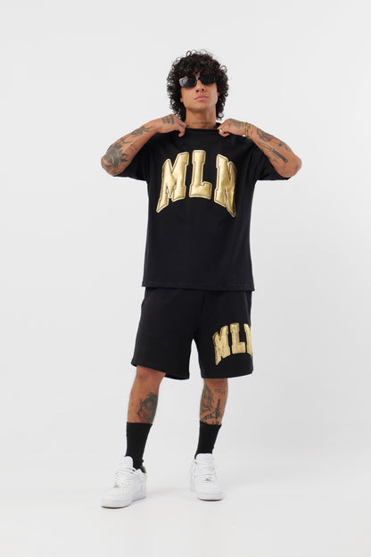 Schwarzes T-Shirt mit schwarzem Logo