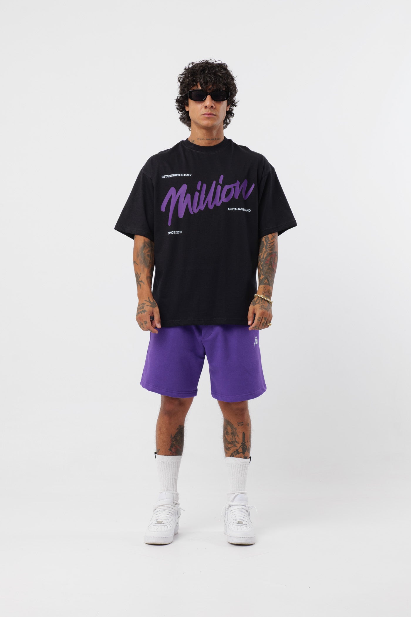 Weißes T-Shirt mit schwarzem Logo