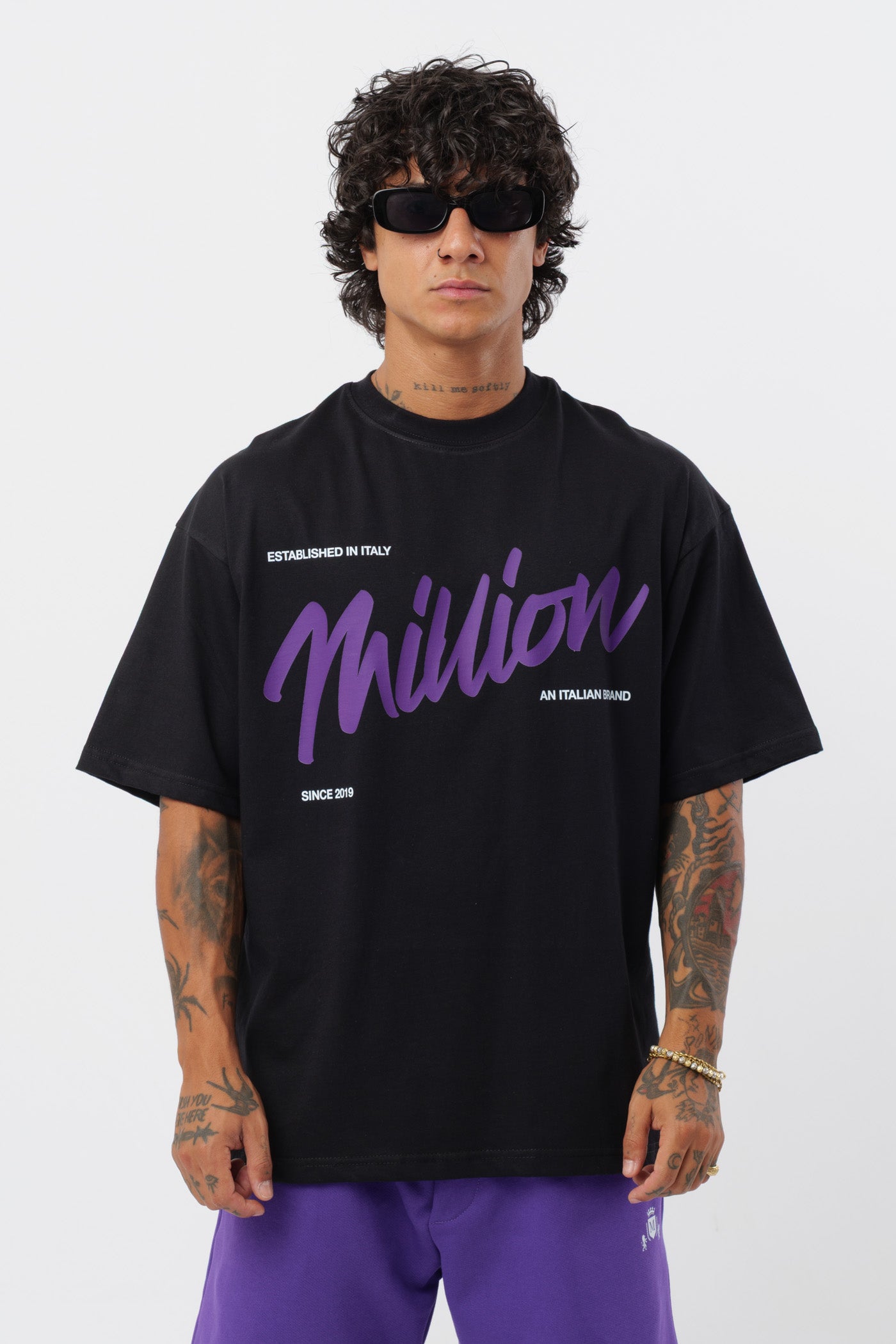 Weißes T-Shirt mit schwarzem Logo